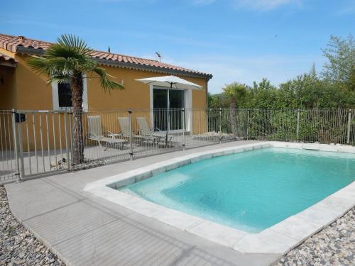 - une piscine dans une cour avec une clôture dans l'établissement Comfortable villa with private swimming pool and close to the Ard che River, à Auriolles