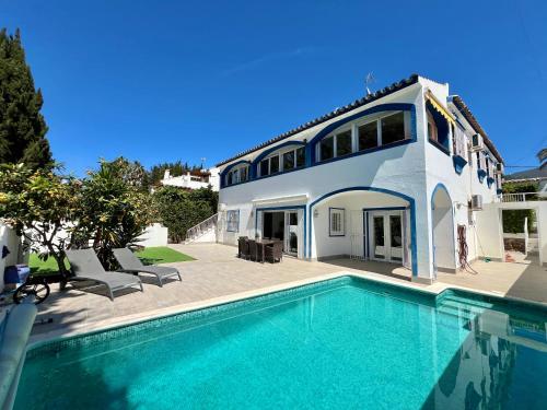 27 - Villa 2 etages avec ascensseur a Nueva Andalucia Marbella