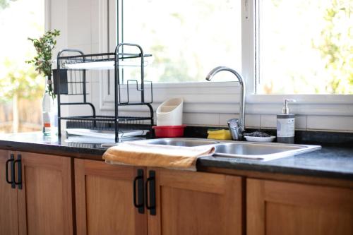 a kitchen counter with a sink and a window at Diez Pinos in Punta del Este