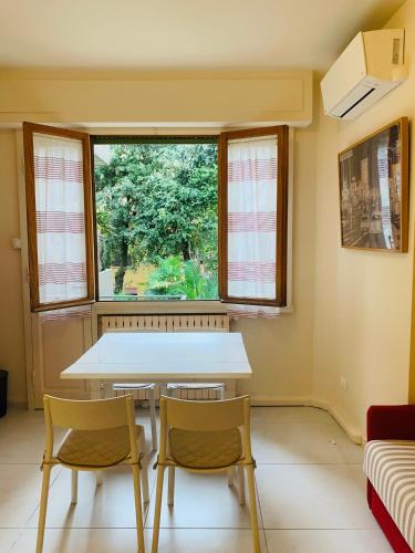 a room with a table and two chairs and a window at LucevanLeStelle - Full Comfort Quiet Apartment by the Promenade in Viareggio