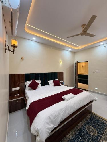a bedroom with a large bed with a ceiling at Hotel JP palace in Orchha