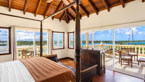 Rúm í herbergi á Villa Nirvana