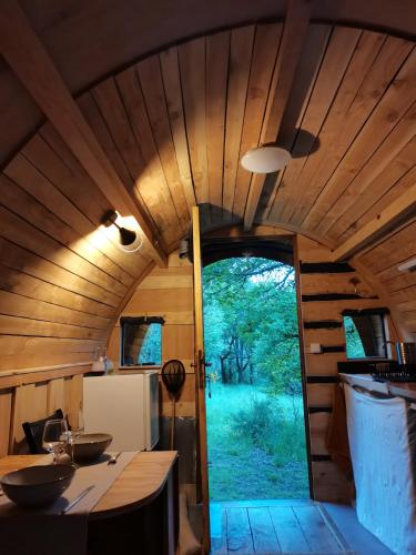 Una vista del interior de una pequeña casa en La Verdine, en Lacaze