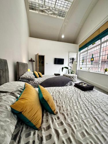 a bedroom with two beds in a room at #20 Huge 2BR City Centre Apartment with Glass Ceiling Sleeps 6 Near Hull New Theatre in Hull