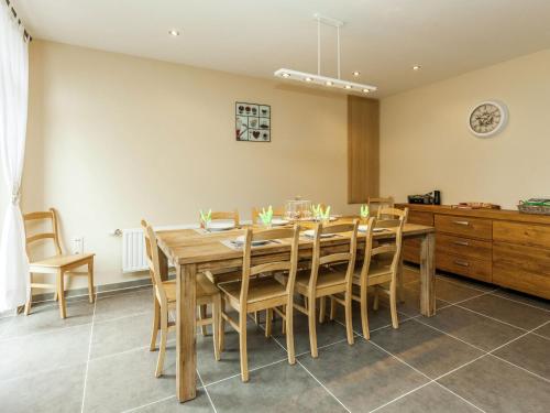 uma sala de jantar com uma mesa de madeira e cadeiras em Luxurious Holiday Home in Glabbeek with Garden em Bunsbeek