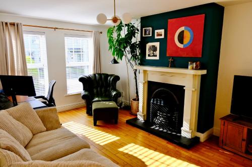 Gallery image of Spacious 4 Bedroom Pet Friendly House By Travel Lets Holiday Rentals Derry With Garden in Derry Londonderry