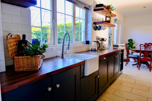 Gallery image of Spacious 4 Bedroom Pet Friendly House By Travel Lets Holiday Rentals Derry With Garden in Derry Londonderry