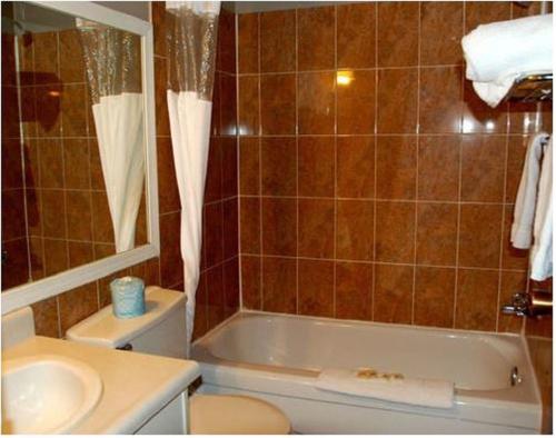 uma casa de banho com uma banheira, um WC e um lavatório. em Best Lodge Motel em Lloydminster
