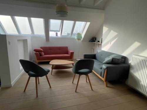 a living room with a couch and two chairs at Triplex de charme avec vue in Brussels