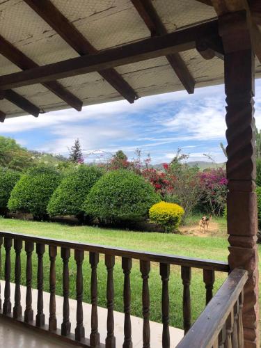 un balcone con vista su un cortile di Looking Samaipata a Samaipata