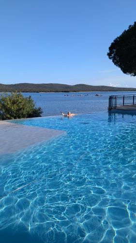 Appart 70m2 avec loggia, piscine à débordement vue mer