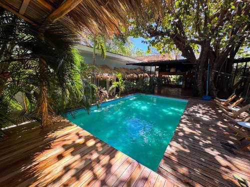 ein Swimmingpool mitten in einem Hof in der Unterkunft Refugio Surf Lodge in Tamarindo