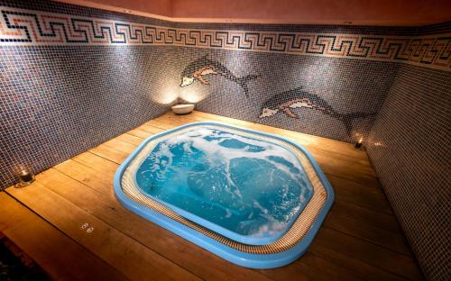 a bath tub in a bathroom with a globe on the floor at Hotel Residence Valverde in Gressoney-la-Trinité