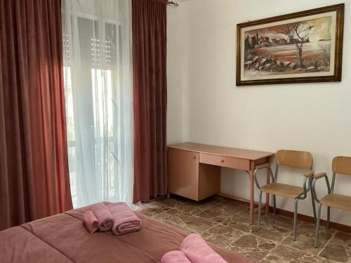 ein Schlafzimmer mit Schreibtisch, Bett und Tisch in der Unterkunft Bingo 2 in Alghero