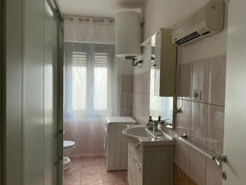 ein kleines Badezimmer mit Waschbecken und Toilette in der Unterkunft Bingo 2 in Alghero