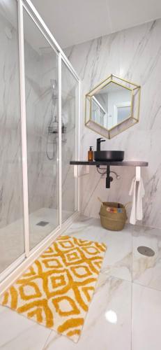 a bathroom with a shower and a sink and a mirror at Apartamento Marandel in Ronda