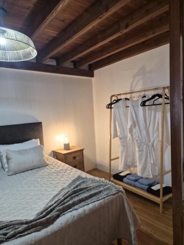 a bedroom with a bed and a wooden ceiling at Refúgio no Vale das Furnas - Casa do Sossego in Furnas
