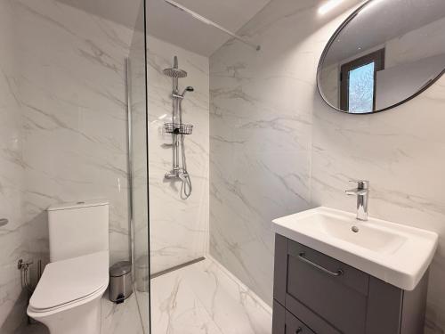 a bathroom with a toilet and a sink and a shower at Cassa Luca in Glarokavmos in Paliouri