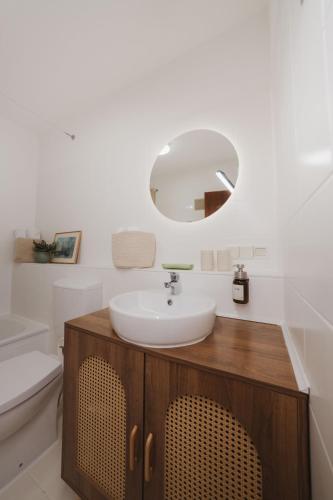 a bathroom with a sink and a mirror at Studio5 am Ringpark in Würzburg