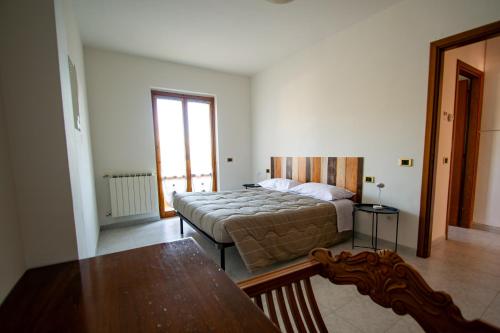 a bedroom with a bed and a table at Binario 22 in San Gemini