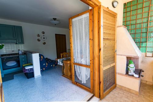 a kitchen with an open door to a room with a kitchen at Binario 22 in San Gemini