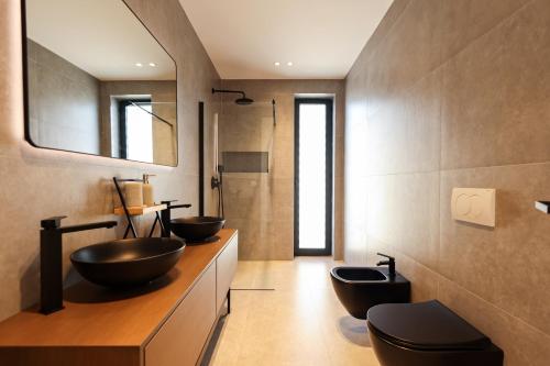 a bathroom with two sinks and two toilets at SanPietro Premium Villas in Draç