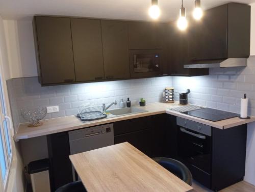 a kitchen with a sink and a counter top at Magnifique et Grand T3 au cœur de la Normandie in Saint-Victor-lʼAbbaye