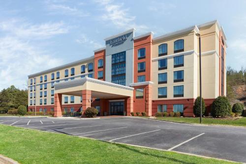 a hotel with a parking lot in front of it at Fairfield Inn & Suites by Marriott Lynchburg Liberty University in Lynchburg