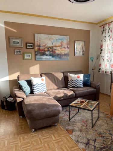 a living room with a couch and a coffee table at Seewohnung Zentral in Millstatt