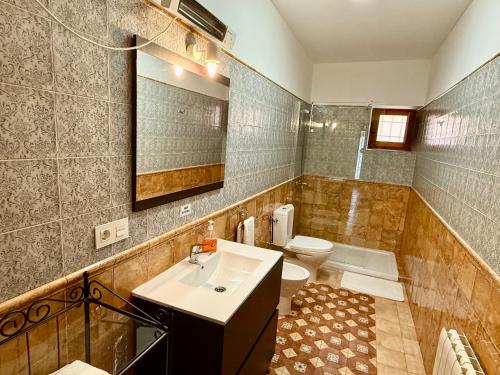a bathroom with a sink and a toilet at Rapia. Casa Rosa 2 in Moratalla
