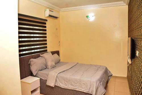 a small bedroom with a bed in a room at 21 Suites & Apartments in Mama