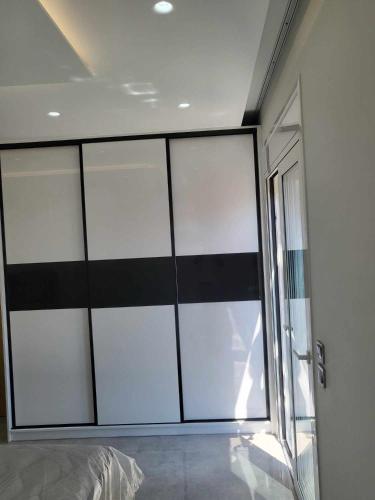 une pièce avec une grande porte coulissante en verre dans l'établissement Room cs, à Patras