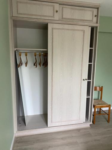 une armoire avec une porte dans une pièce dans l'établissement Le Garden, à Néris-les-Bains