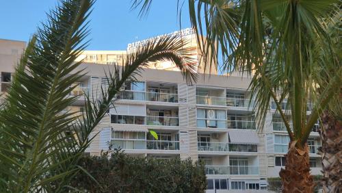Ideal familias en urbanización de lujo a 600m de la playa Levante con Wifi, AC y Parking
