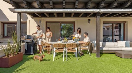 VACATION MARBELLA I Private HEATED Swimming pool, Walking distance to Puerto Banus, Security 24-7, BBQ, Pool Table, WiFi