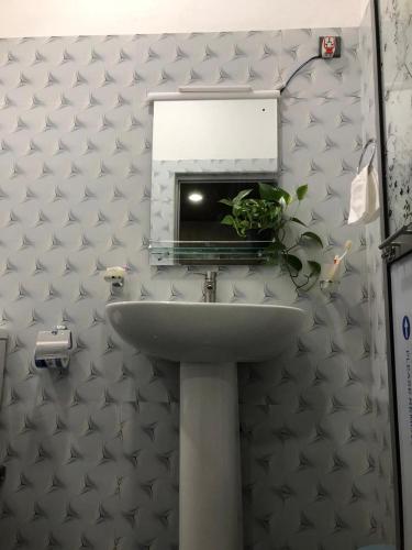 a bathroom with a sink and a mirror at Ella 96TN Resort in Ella