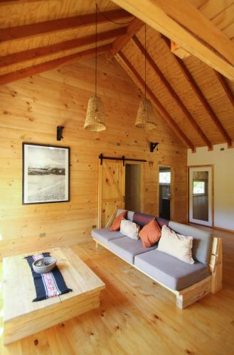 a living room with a couch and a table at Piedra Nevada in Malalcahuello
