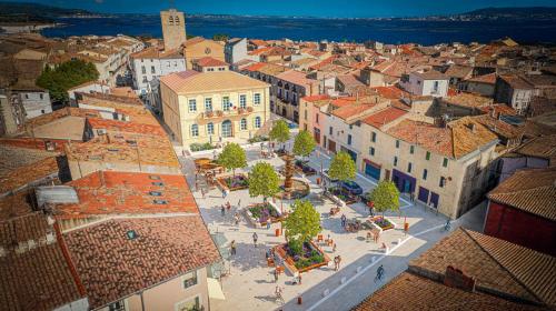 une vue aérienne d'une ville avec des bâtiments dans l'établissement meze34, à Mèze