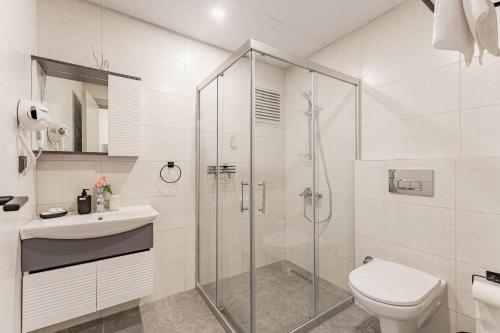 a bathroom with a shower and a toilet and a sink at VISTA SERENA Ermenek in Altınkum