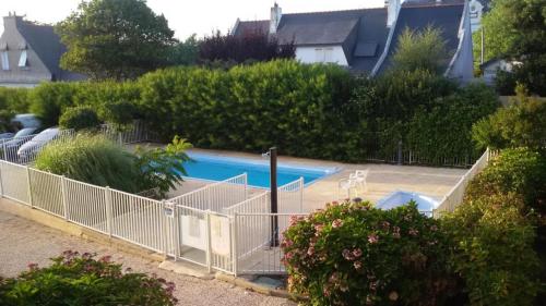 a swimming pool with a fence in a yard at ESCAPADE FAMILIALE A LA MER in Quiberon