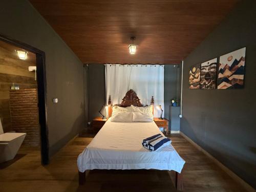a bedroom with a bed in a room with a window at SUITE na margem do lago in Hidrolândia