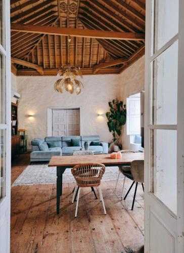 a living room with a table and a couch at OroCasa7 in La Orotava