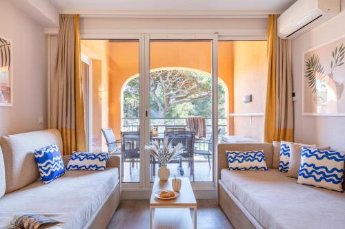 a living room with two couches and a table at Résidence Pierre & Vacances La Pinède in Hyères