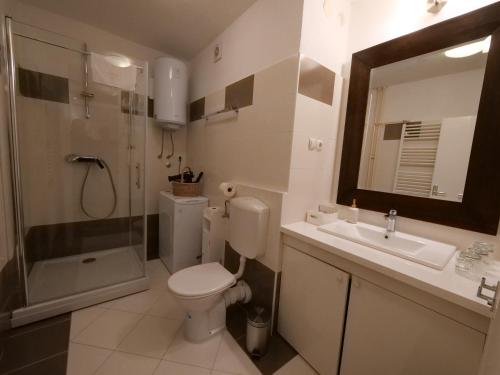 P&C Zadar Two-Bedroom Apartment with Balcony, near Old Town, Free Public Parking Area