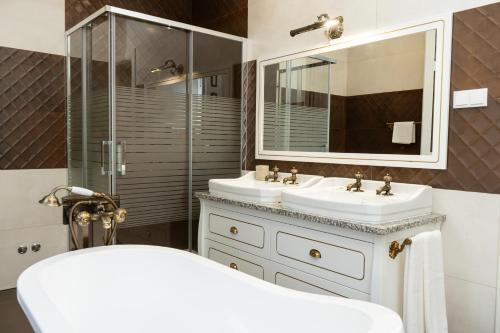a bathroom with two sinks and a shower at O Paraíso do Sobreiro - Country House in Travanca de Lagos