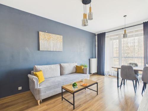 SkyLine Apartment with Balcony & AC by Solarento