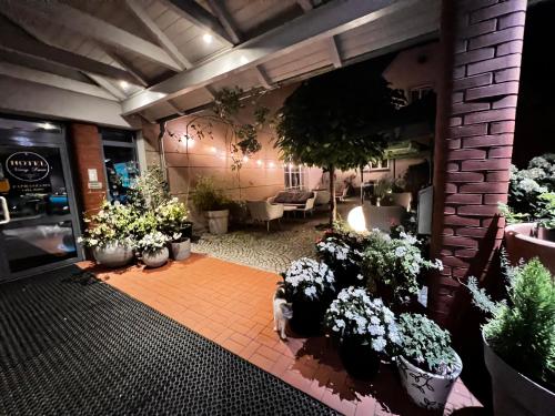 a room with potted plants in a store at Hotel Nowy Dwór in Trzebnica