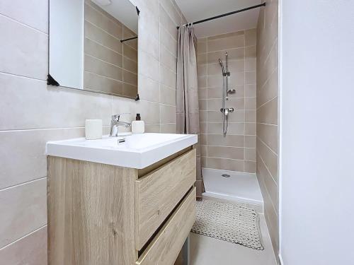 a bathroom with a white sink and a shower at Le Duc 1 - Appartement 2 pers - Centre Ville in Valence
