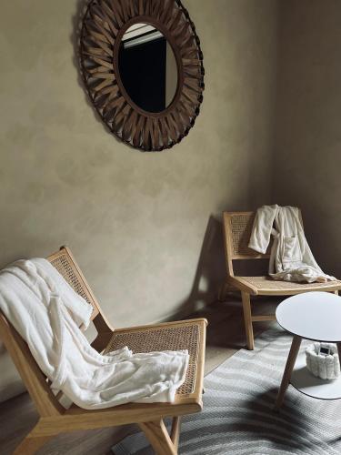 a living room with two chairs and a mirror at Lindomptable love room in Méricourt
