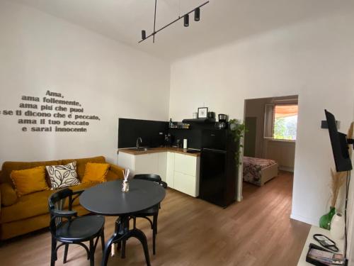 a living room with a table and a couch at AMA HOMe, appartamento in centro con terrazza in Ancona